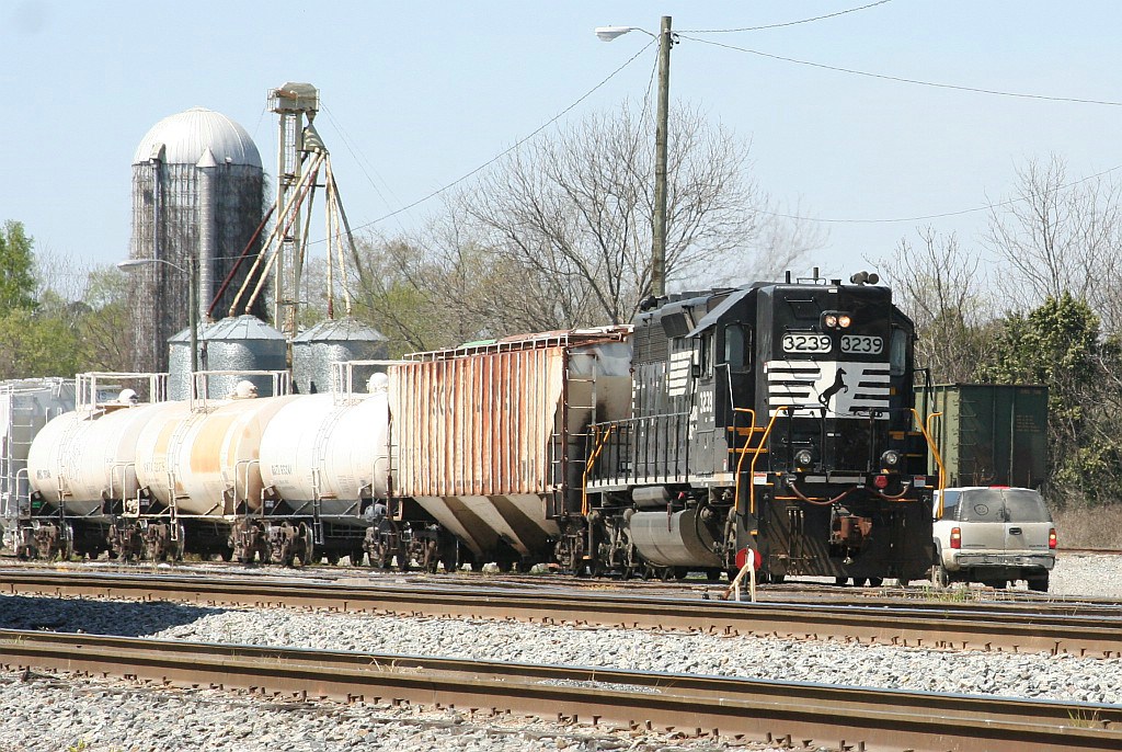 NS 3239 leads the yard job